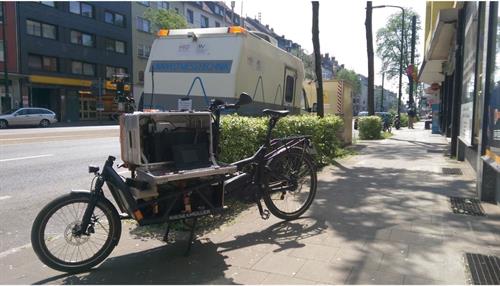 UMT-Messwagen und UMT-Mess-Pedelec bei Untersuchungen an der Corneliusstraße in Düsseldorf.